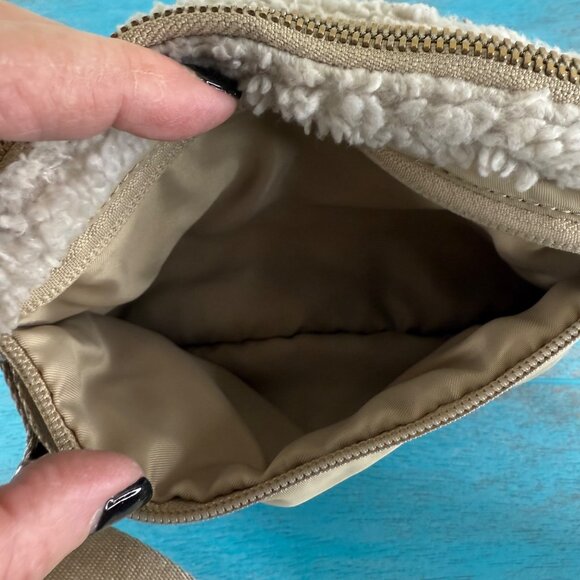 Lululemon Athletica Everywhere Belt Bag 1L Sherpa Fleece Off-White/Beige - Picture 5 of 12